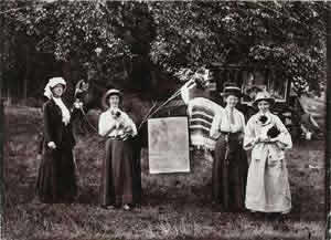 Suffragists on the women�s caravan in Northampton